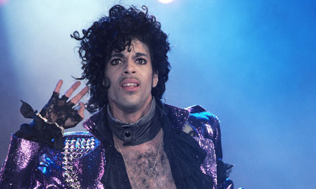 Prince-performing-on-stag-007